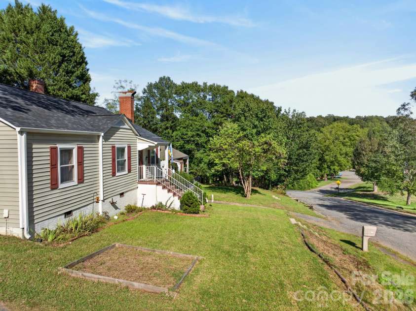 1068 14th Avenue, Hickory, NC 28601.  MLS# CAR4430656, YatesRealty ID 54676. 