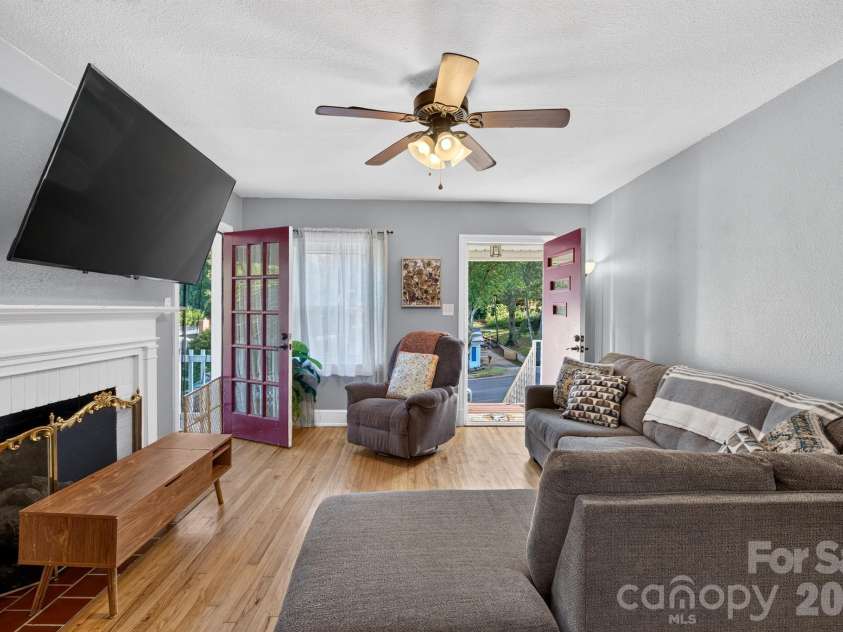 1068 14th Avenue, Hickory, NC 28601.  MLS# CAR4430656, YatesRealty ID 54676. 