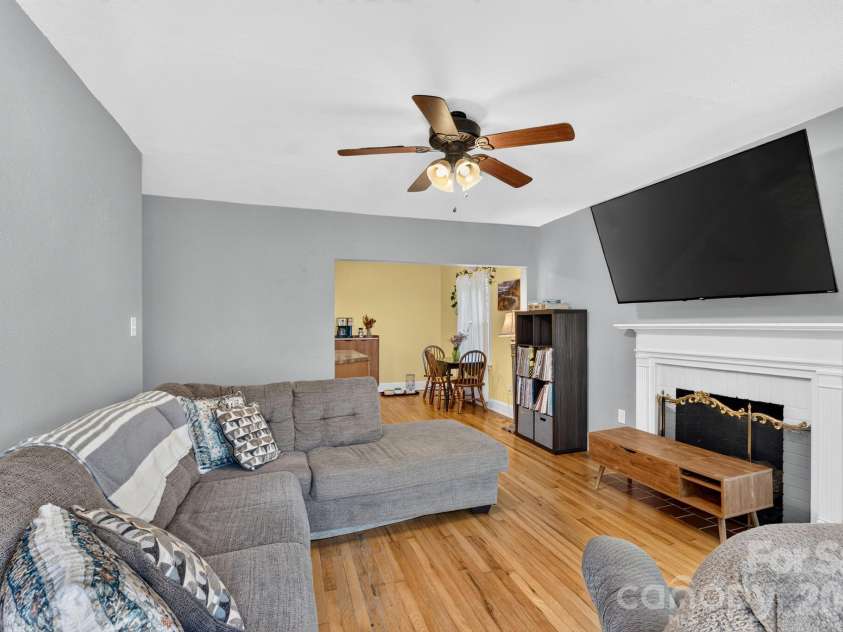 1068 14th Avenue, Hickory, NC 28601.  MLS# CAR4430656, YatesRealty ID 54676. 