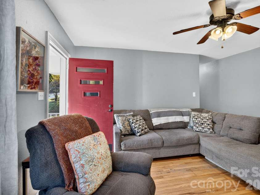 1068 14th Avenue, Hickory, NC 28601.  MLS# CAR4430656, YatesRealty ID 54676. 