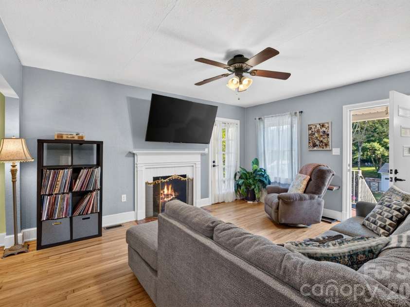 1068 14th Avenue, Hickory, NC 28601.  MLS# CAR4430656, YatesRealty ID 54676. 