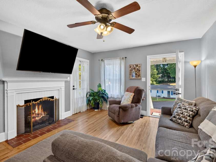 1068 14th Avenue, Hickory, NC 28601.  MLS# CAR4430656, YatesRealty ID 54676. 