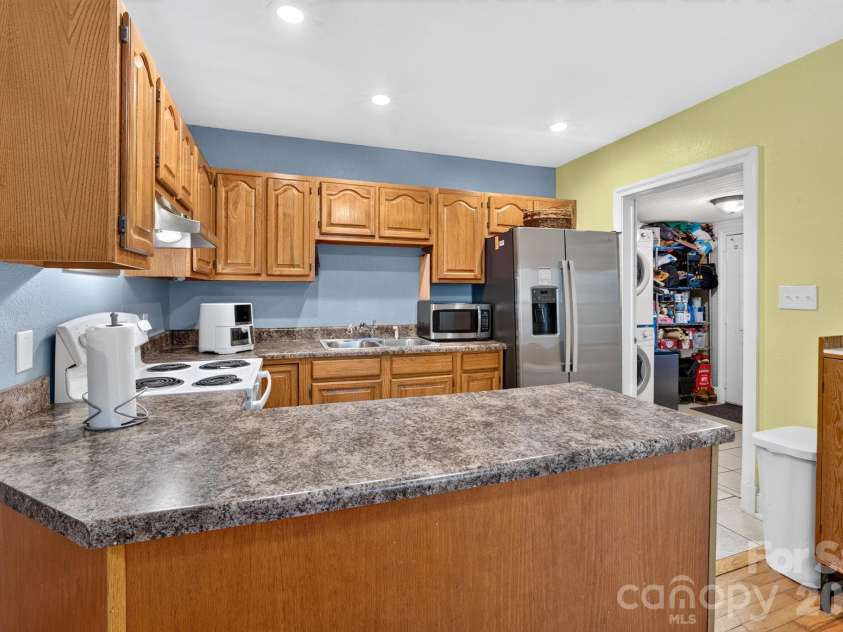 1068 14th Avenue, Hickory, NC 28601.  MLS# CAR4430656, YatesRealty ID 54676. 