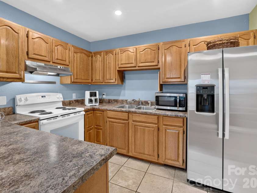 1068 14th Avenue, Hickory, NC 28601.  MLS# CAR4430656, YatesRealty ID 54676. 