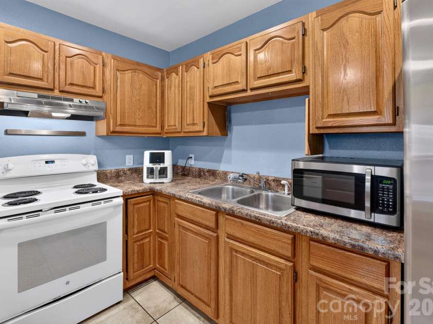 1068 14th Avenue, Hickory, NC 28601.  MLS# CAR4430656, YatesRealty ID 54676. 