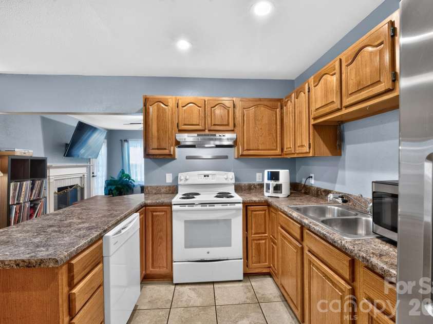1068 14th Avenue, Hickory, NC 28601.  MLS# CAR4430656, YatesRealty ID 54676. 