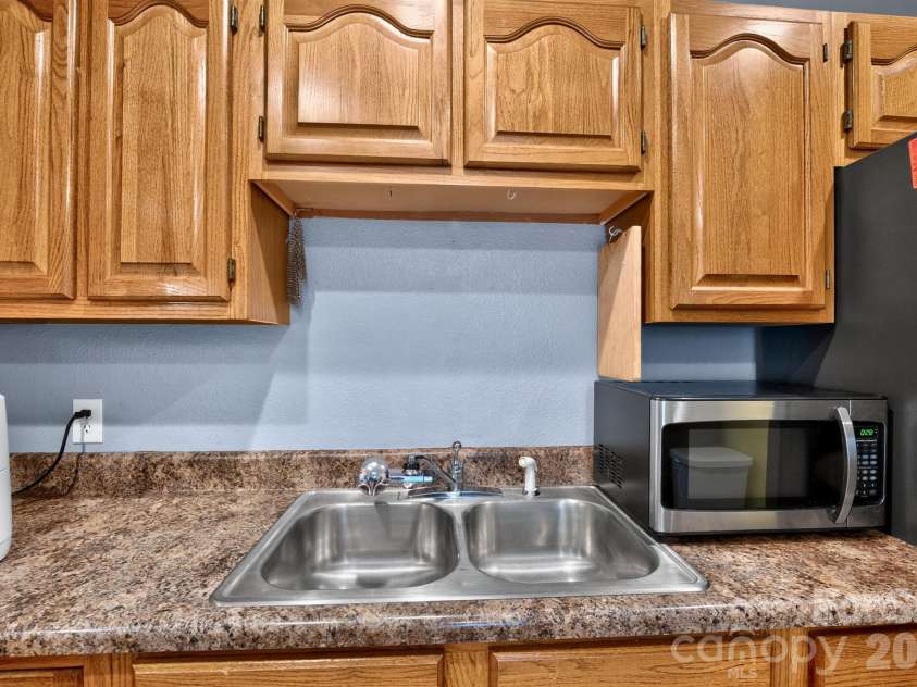 1068 14th Avenue, Hickory, NC 28601.  MLS# CAR4430656, YatesRealty ID 54676. 