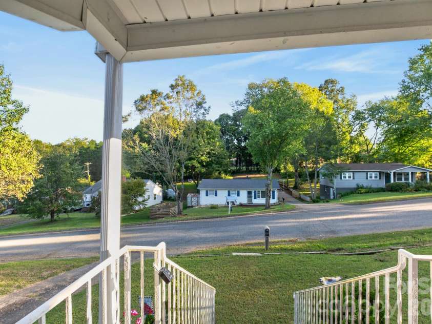 1068 14th Avenue, Hickory, NC 28601.  MLS# CAR4430656, YatesRealty ID 54676. 