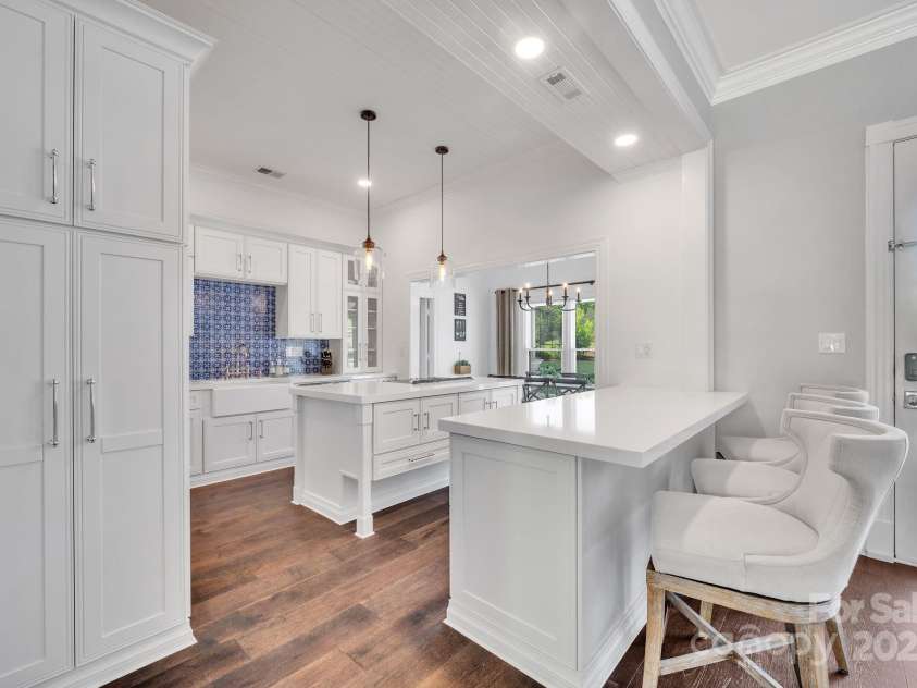 8150 Malibu Pointe Lane, Denver, NC 28037.  MLS# CAR4234717, YatesRealty ID 5468. Eat-up peninsula comfortably seats 3