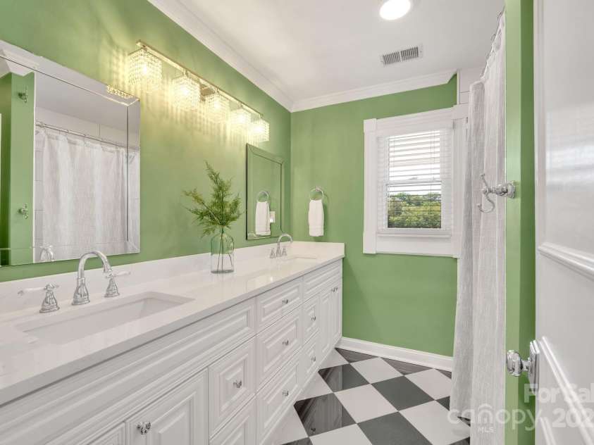 8150 Malibu Pointe Lane, Denver, NC 28037.  MLS# CAR4234717, YatesRealty ID 5468. Upstairs shared bath. Tile floors, new cabinets, quartz counters, tub with tile surround.