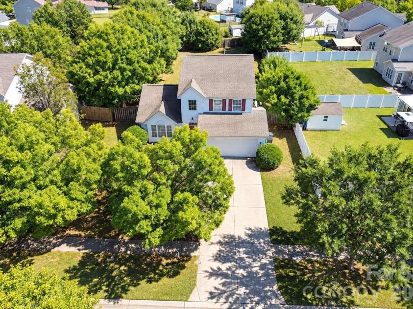 15751 Southern Garden Lane, Charlotte, NC 28278.  MLS# CAR4429361, YatesRealty ID 54685. 