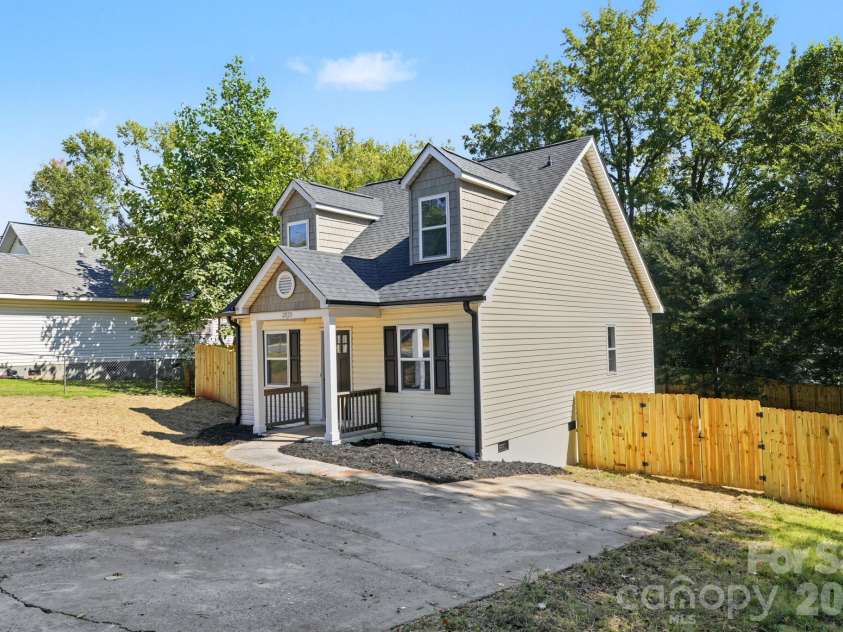 2825 Mayfair Avenue, Charlotte, NC 28208.  MLS# CAR4430334, YatesRealty ID 54687. Come See this one!!