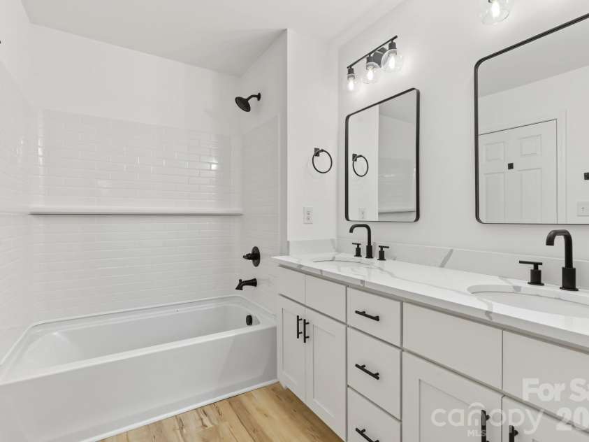 2825 Mayfair Avenue, Charlotte, NC 28208.  MLS# CAR4430334, YatesRealty ID 54687. Primary Bath