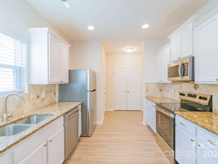 2009 Amos Oaks Lane, Charlotte, NC 28215.  MLS# CAR4238692, YatesRealty ID 5470. 