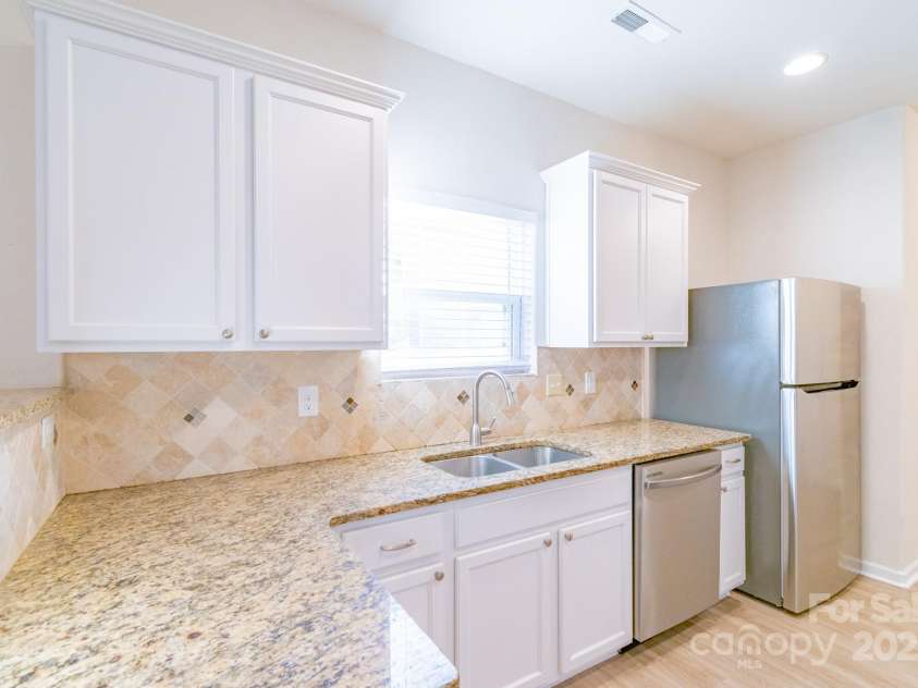 2009 Amos Oaks Lane, Charlotte, NC 28215.  MLS# CAR4238692, YatesRealty ID 5470. 