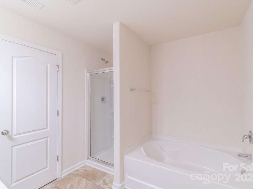 2009 Amos Oaks Lane, Charlotte, NC 28215.  MLS# CAR4238692, YatesRealty ID 5470. 