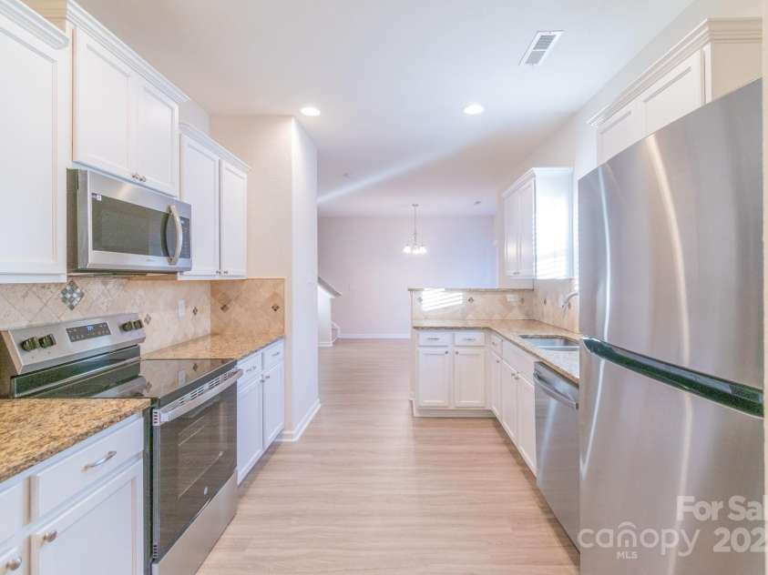 2009 Amos Oaks Lane, Charlotte, NC 28215.  MLS# CAR4333697, YatesRealty ID 5470. 