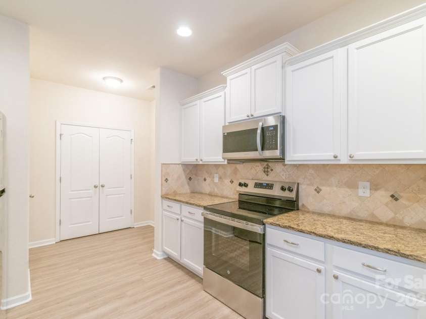 2009 Amos Oaks Lane, Charlotte, NC 28215.  MLS# CAR4333697, YatesRealty ID 5470. 