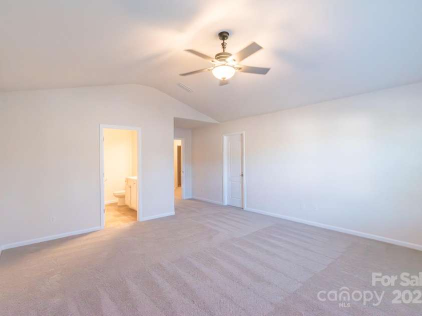 2009 Amos Oaks Lane, Charlotte, NC 28215.  MLS# CAR4333697, YatesRealty ID 5470. 