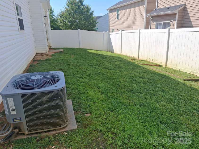 2009 Amos Oaks Lane, Charlotte, NC 28215.  MLS# CAR4333697, YatesRealty ID 5470. 