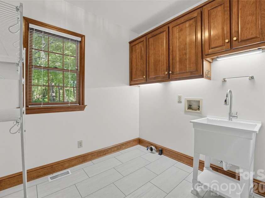 3715 Monique Lane, Charlotte, NC 28210.  MLS# CAR4430980, YatesRealty ID 54707. 