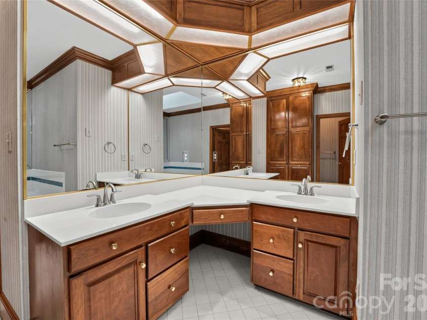 3715 Monique Lane, Charlotte, NC 28210.  MLS# CAR4430980, YatesRealty ID 54707. 