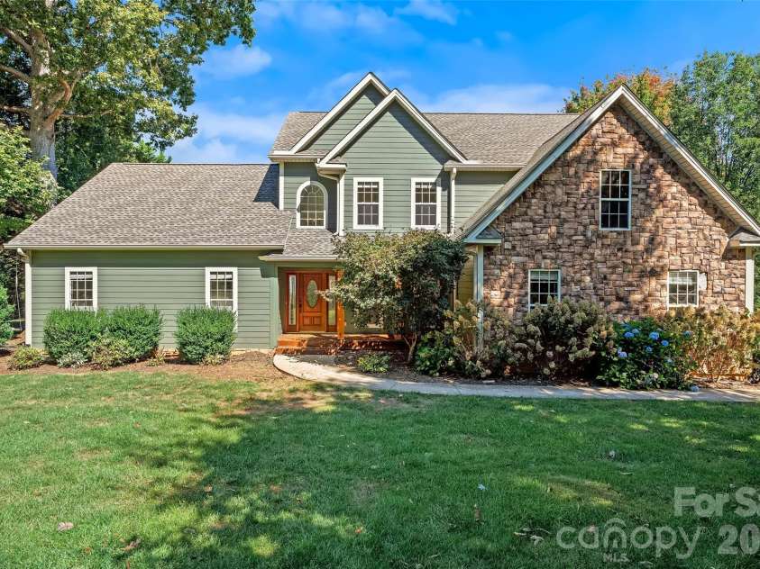 107 Berry Hill Drive, Hendersonville, NC 28791.  MLS# CAR4427900, YatesRealty ID 54711. 