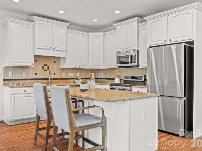 107 Berry Hill Drive, Hendersonville, NC 28791.  MLS# CAR4427900, YatesRealty ID 54711. 