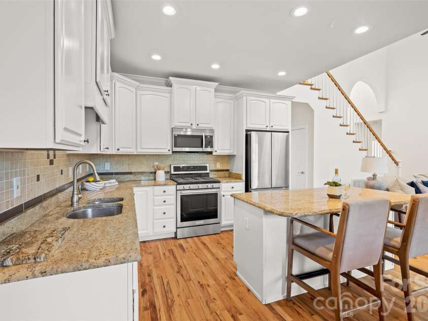 107 Berry Hill Drive, Hendersonville, NC 28791.  MLS# CAR4427900, YatesRealty ID 54711. 