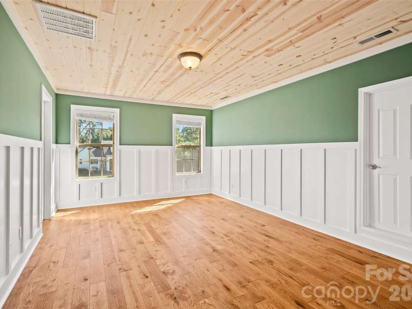 107 Berry Hill Drive, Hendersonville, NC 28791.  MLS# CAR4427900, YatesRealty ID 54711. 