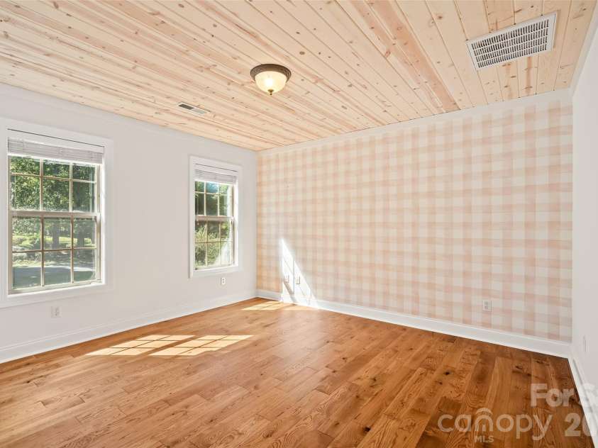 107 Berry Hill Drive, Hendersonville, NC 28791.  MLS# CAR4427900, YatesRealty ID 54711. 