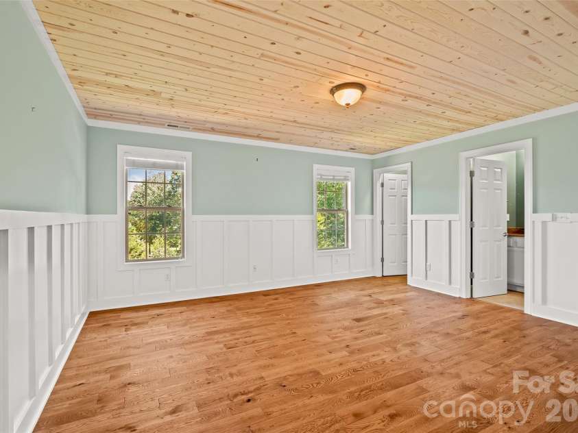 107 Berry Hill Drive, Hendersonville, NC 28791.  MLS# CAR4427900, YatesRealty ID 54711. 
