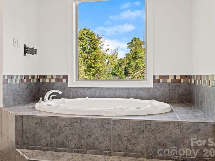 107 Berry Hill Drive, Hendersonville, NC 28791.  MLS# CAR4427900, YatesRealty ID 54711. 