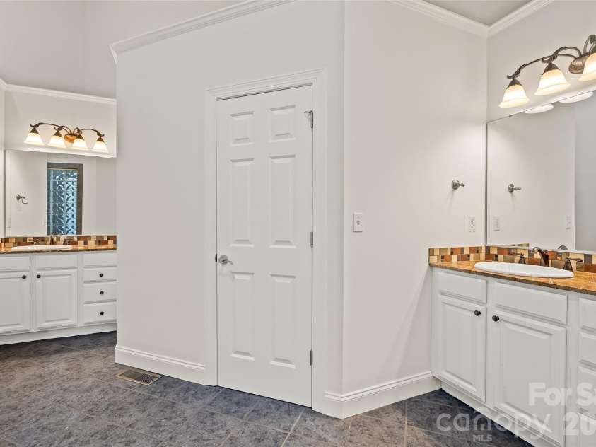 107 Berry Hill Drive, Hendersonville, NC 28791.  MLS# CAR4427900, YatesRealty ID 54711. 
