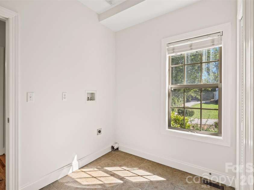 107 Berry Hill Drive, Hendersonville, NC 28791.  MLS# CAR4427900, YatesRealty ID 54711. 