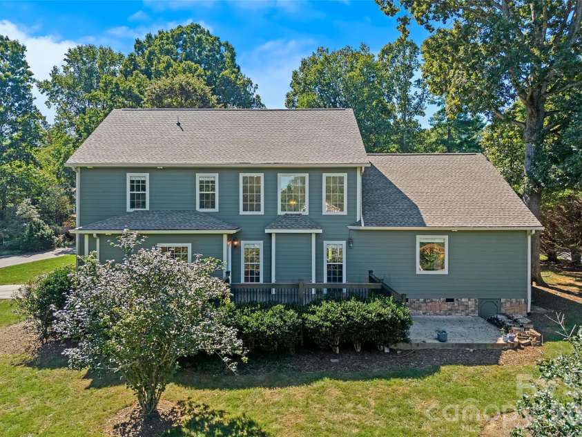 107 Berry Hill Drive, Hendersonville, NC 28791.  MLS# CAR4427900, YatesRealty ID 54711. 