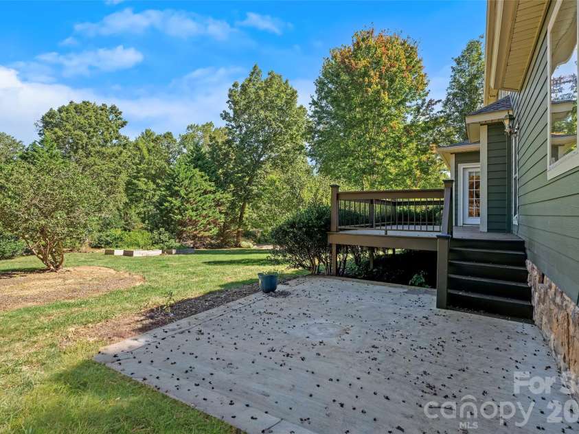 107 Berry Hill Drive, Hendersonville, NC 28791.  MLS# CAR4427900, YatesRealty ID 54711. 