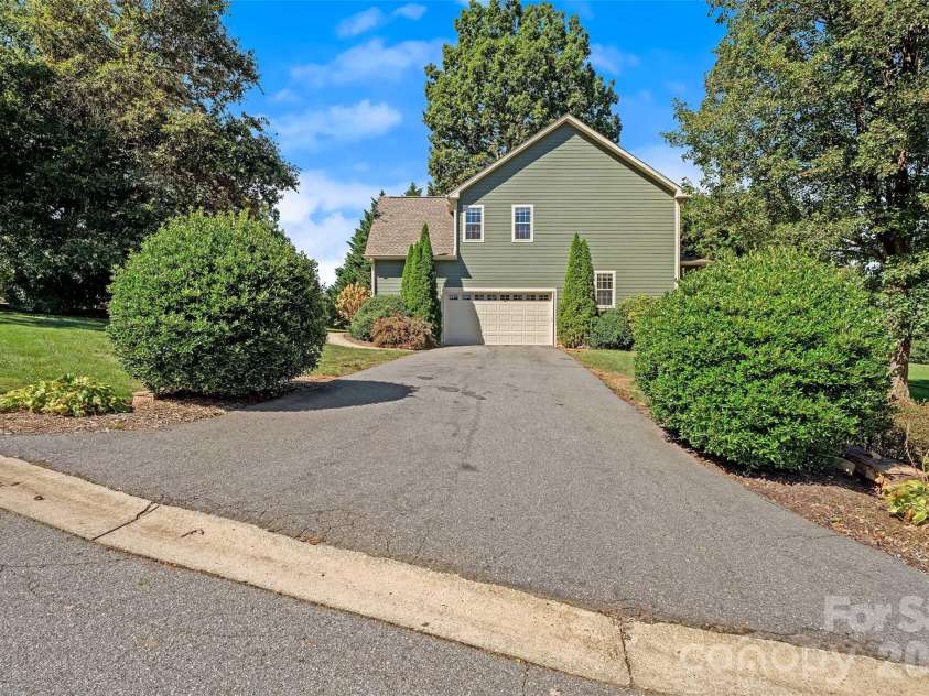 107 Berry Hill Drive, Hendersonville, NC 28791.  MLS# CAR4427900, YatesRealty ID 54711. 