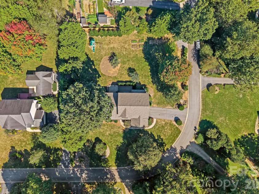 107 Berry Hill Drive, Hendersonville, NC 28791.  MLS# CAR4427900, YatesRealty ID 54711. 