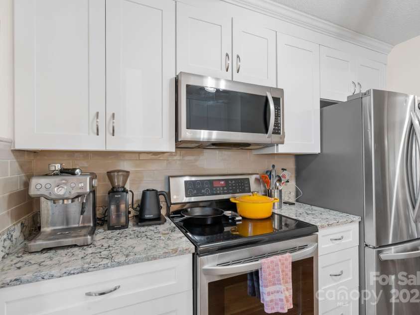 16 Spears Avenue, Asheville, NC 28801.  MLS# CAR4300729, YatesRealty ID 5472. Granite Countertops