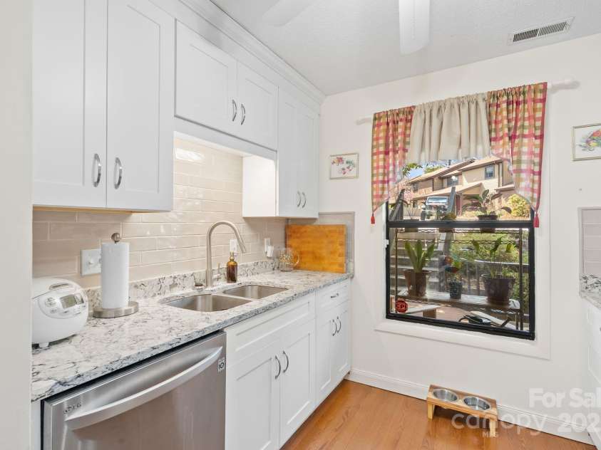 16 Spears Avenue, Asheville, NC 28801.  MLS# CAR4300729, YatesRealty ID 5472. Lovely Tile Backsplash