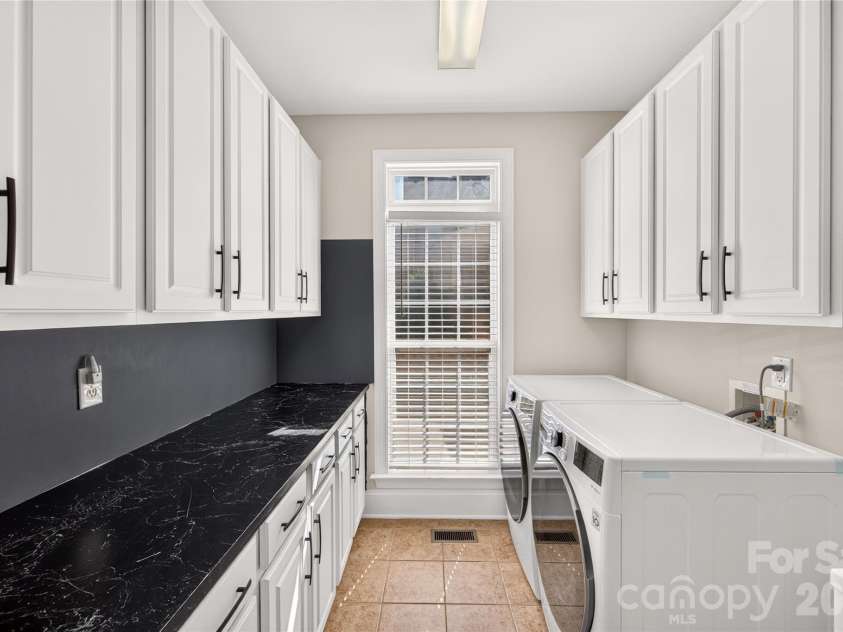 16803 Silversword Drive, Charlotte, NC 28213.  MLS# CAR4429424, YatesRealty ID 54725. 