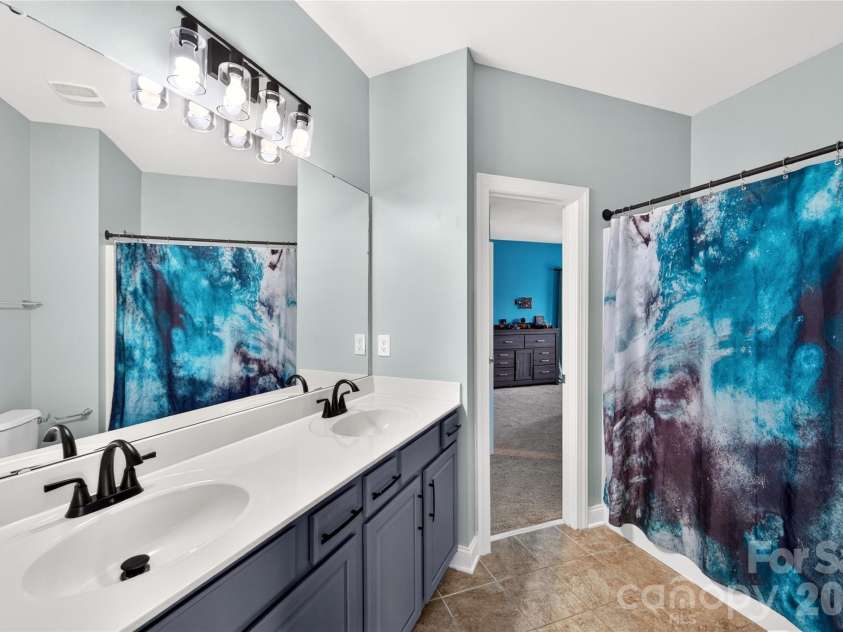16803 Silversword Drive, Charlotte, NC 28213.  MLS# CAR4429424, YatesRealty ID 54725. 