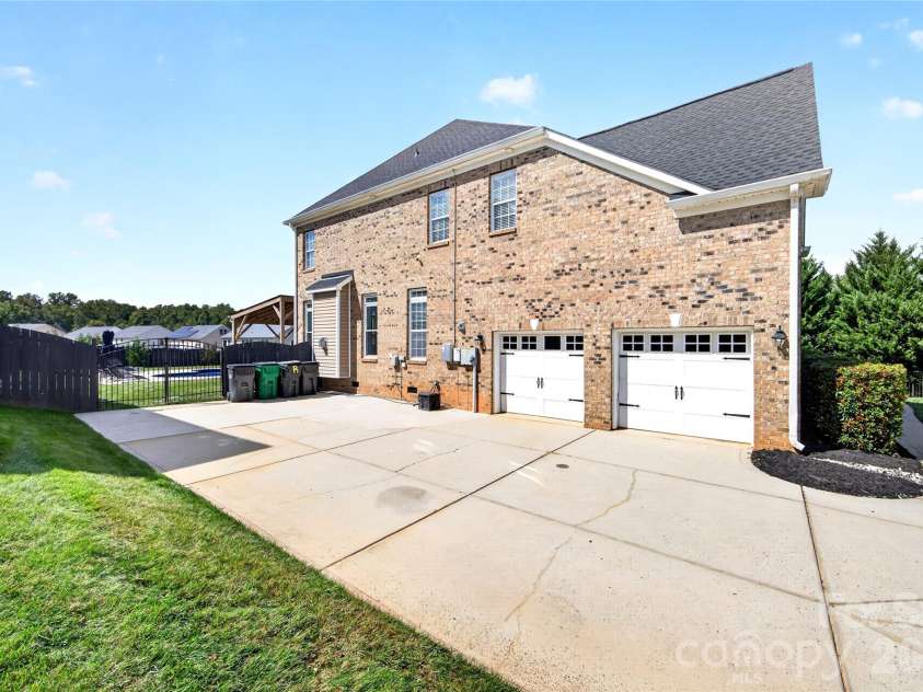 16803 Silversword Drive, Charlotte, NC 28213.  MLS# CAR4429424, YatesRealty ID 54725. 