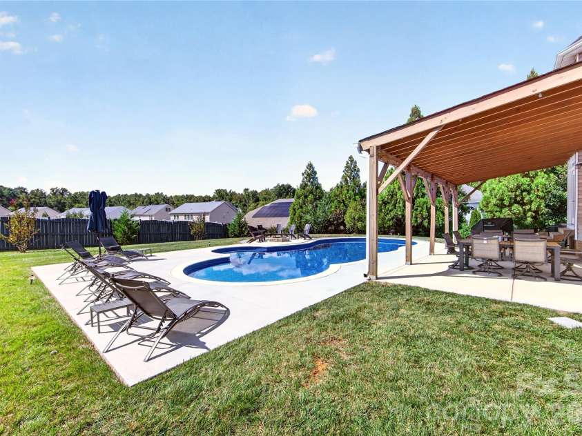 16803 Silversword Drive, Charlotte, NC 28213.  MLS# CAR4429424, YatesRealty ID 54725. 