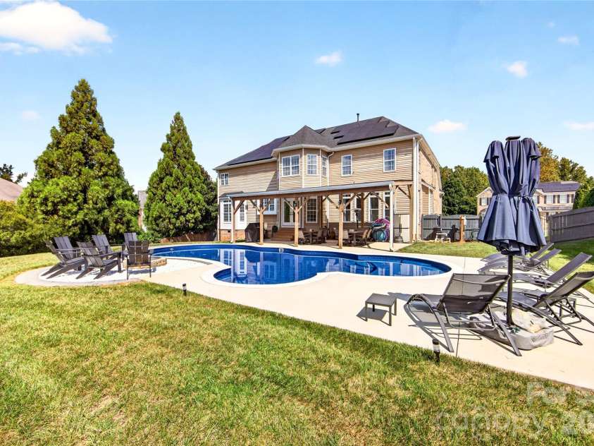 16803 Silversword Drive, Charlotte, NC 28213.  MLS# CAR4429424, YatesRealty ID 54725. 