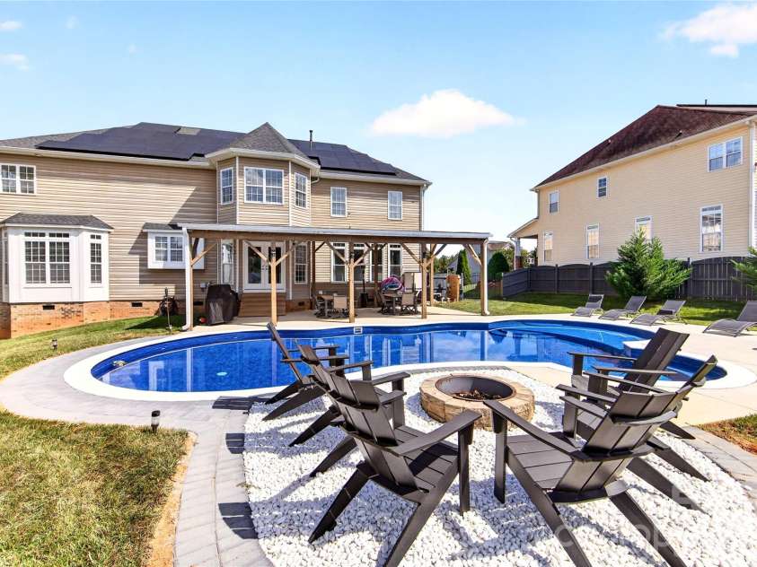 16803 Silversword Drive, Charlotte, NC 28213.  MLS# CAR4429424, YatesRealty ID 54725. 