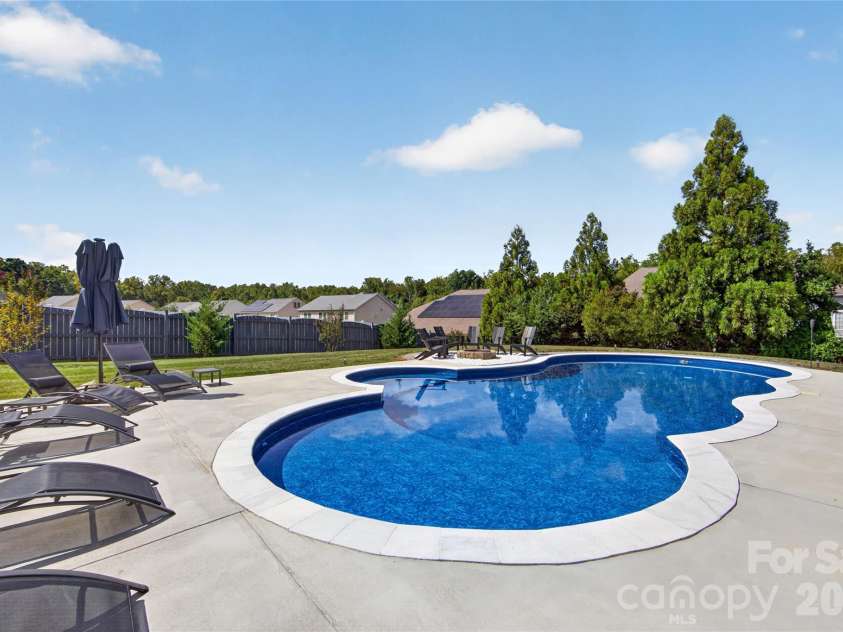 16803 Silversword Drive, Charlotte, NC 28213.  MLS# CAR4429424, YatesRealty ID 54725. 