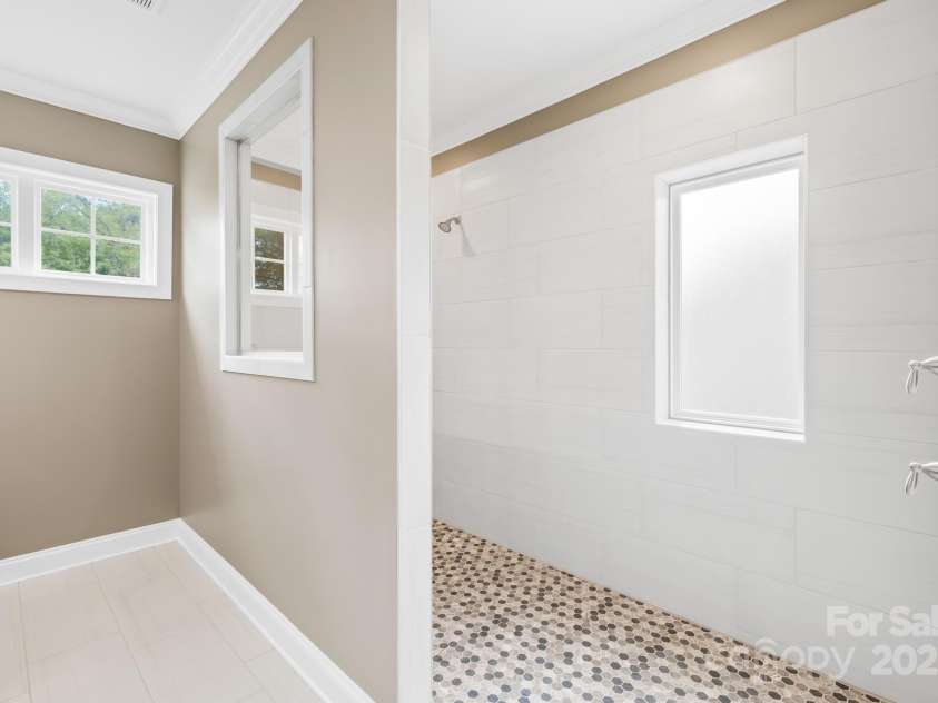 705 Brown Creek Drive, Matthews, NC 28104.  MLS# CAR4244288, YatesRealty ID 5473. Executive Bath