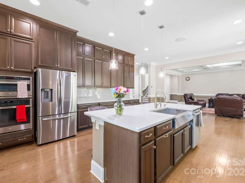 705 Brown Creek Drive, Matthews, NC 28104.  MLS# CAR4244288, YatesRealty ID 5473. Stainless Steel Appliances, Quartz Counter Top